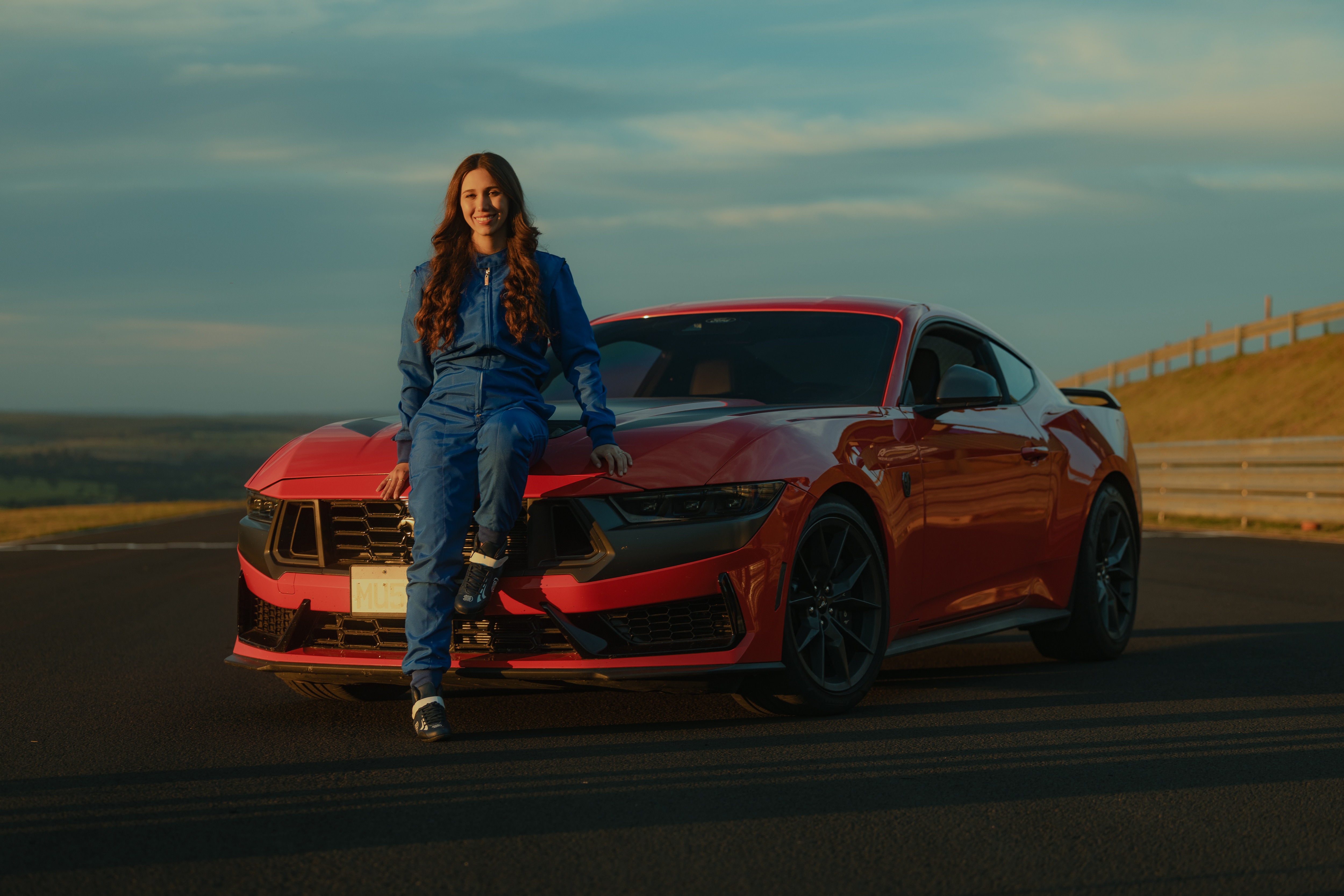 Piloto Rafaela Ferreira com o Mustang Dark Horse vermelho na pista